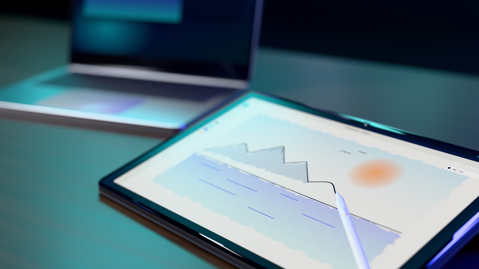 Ein Tablet im Querformat auf einem Schreibtisch, ein Stift liegt auf dem Display am Ende einer frisch gezeichneten Berglinie, dahinter ein Laptop